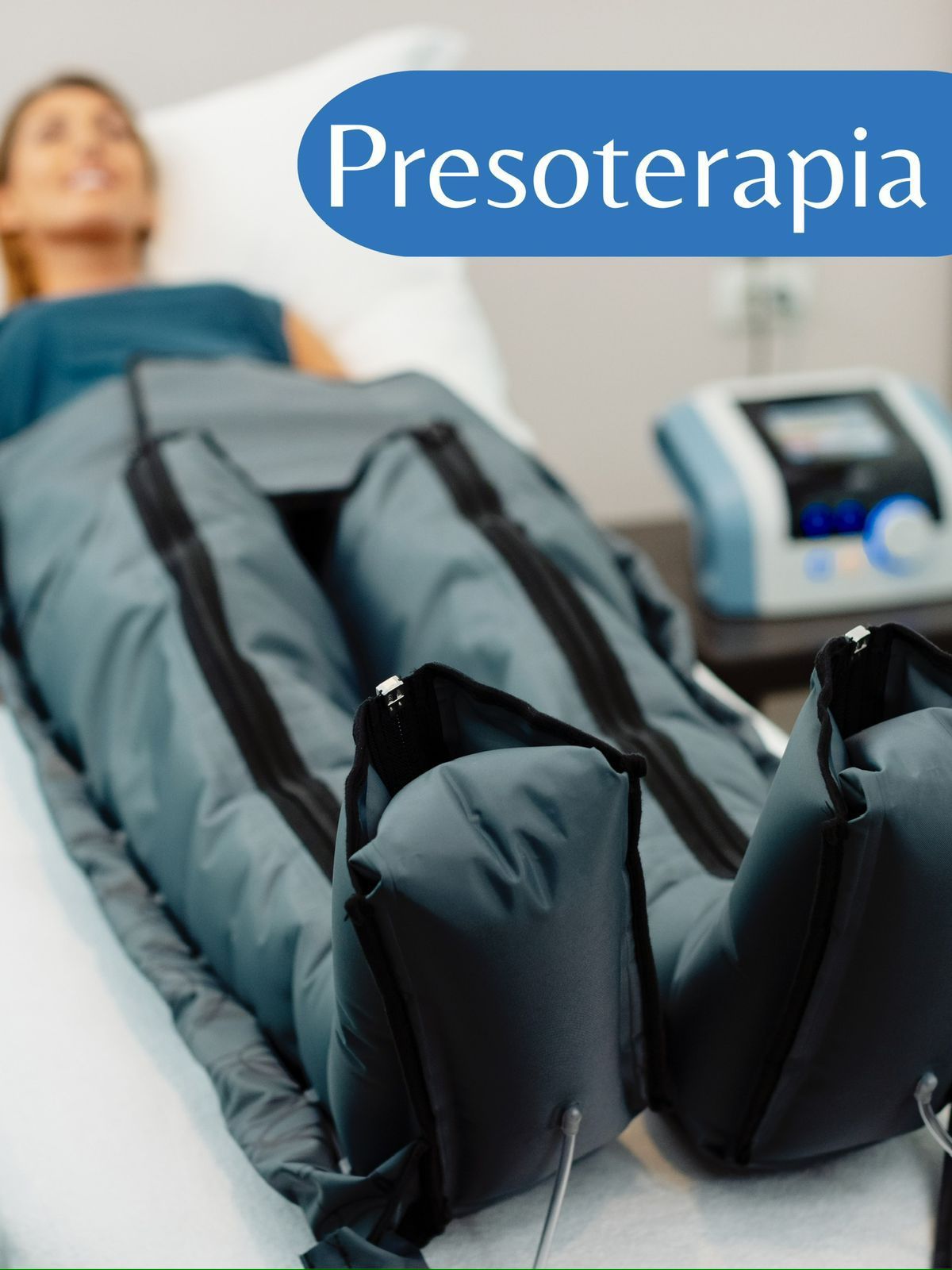 Mujer recibiendo presoterapia en las piernas. Dispositivo médico al fondo.