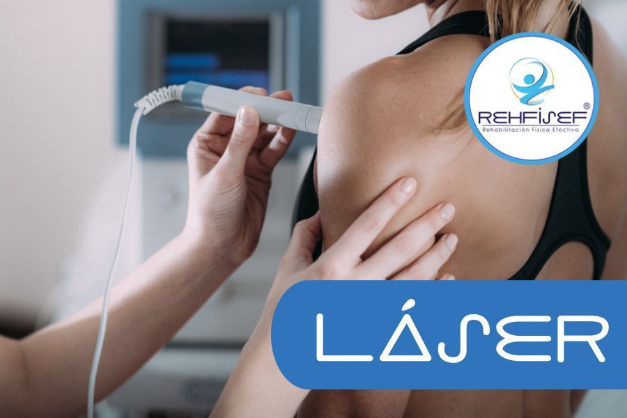 Mujer recibiendo terapia láser en el hombro. El terapeuta sostiene el dispositivo y el texto azul: LÁSER.