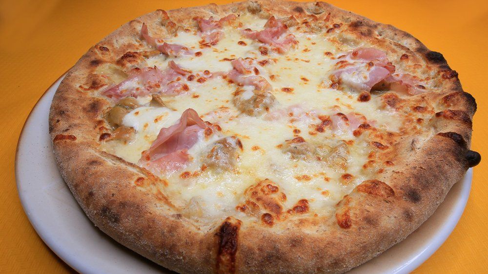 pizza bianca con salsiccia
