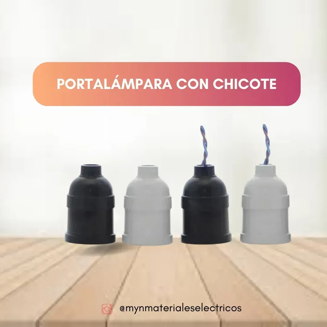 Cuatro portalámparas, dos negros y dos blancos, con cables unidos, sobre una superficie de madera.