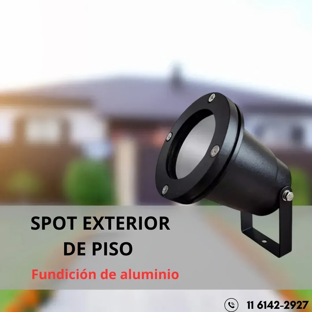 Foco exterior negro en un pasillo frente a una casa. El texto dice 