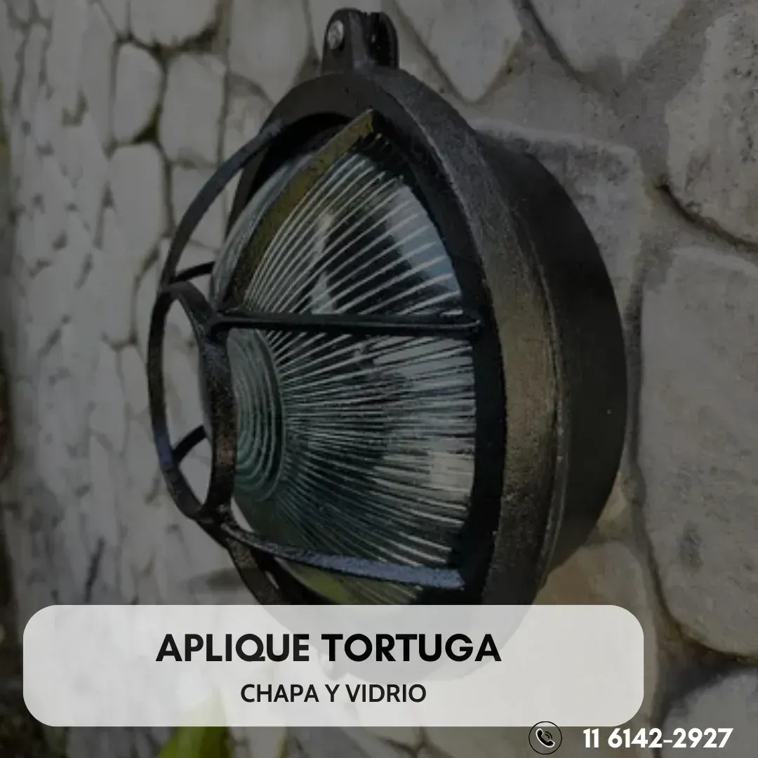 Aplique de exterior de metal y vidrio, montado sobre una pared de piedra. Texto 