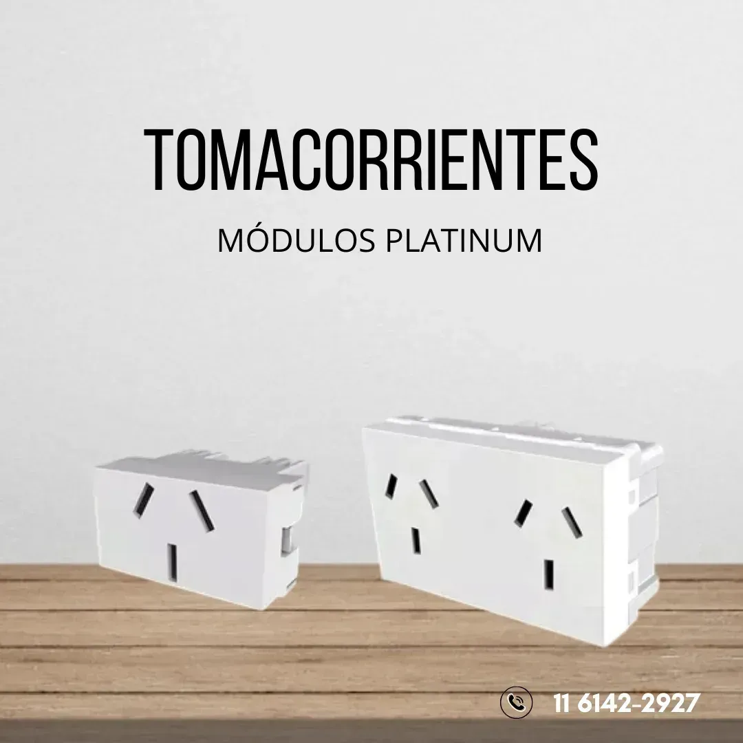 Tomacorrientes de color blanco con texto: “Tomacorrientes” y “Módulos Platinum”, sobre superficie de madera.