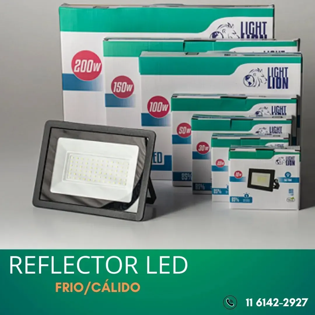 Proyector LED junto a una pila de cajas de diferentes tamaños, verdes y blancas.