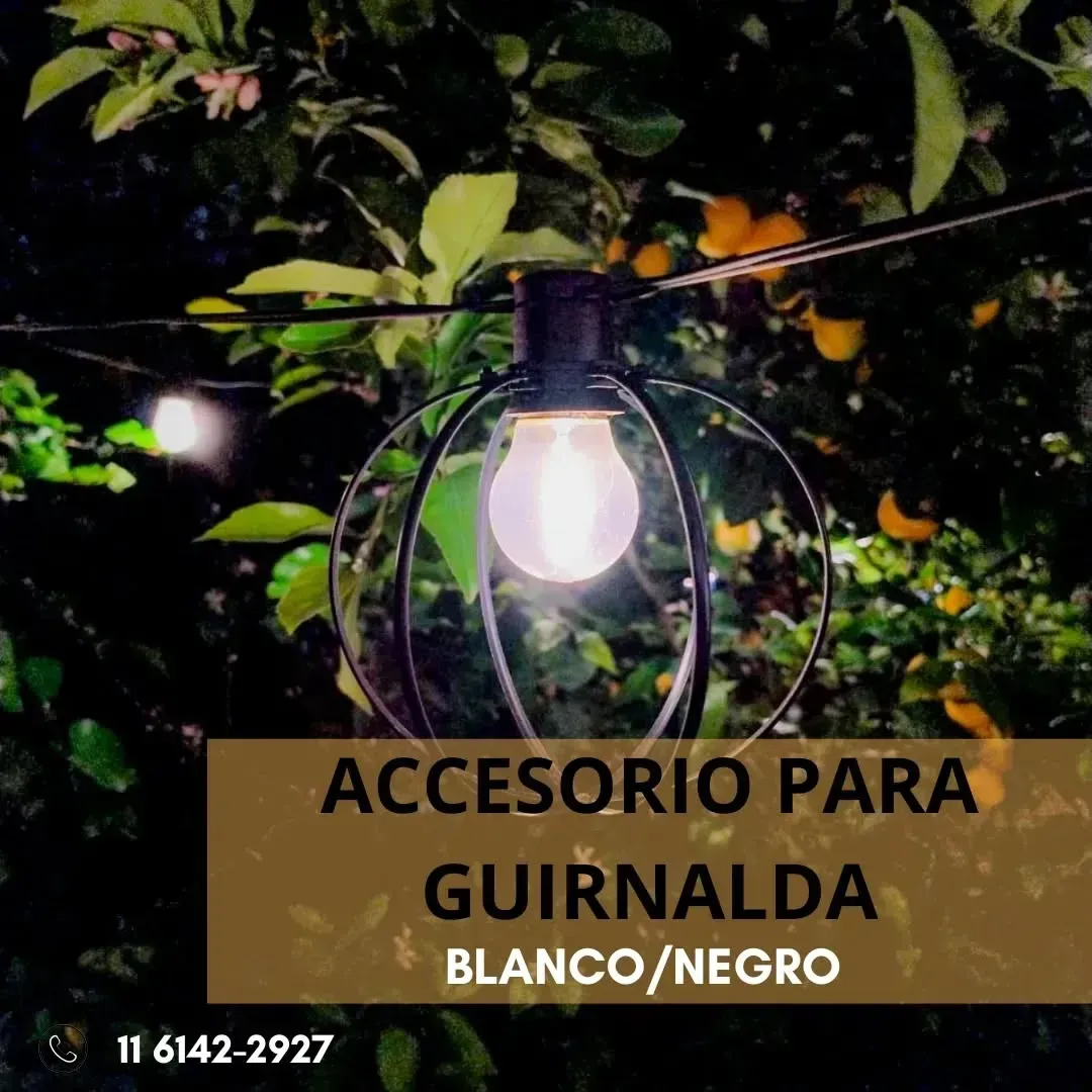 Lámpara de techo de metal negro con forma de globo en ambiente de jardín