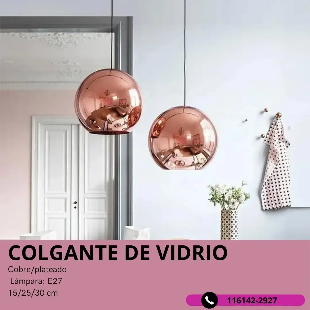 Dos lámparas colgantes de cristal de color cobre colgadas en una habitación con paredes blancas y una puerta.