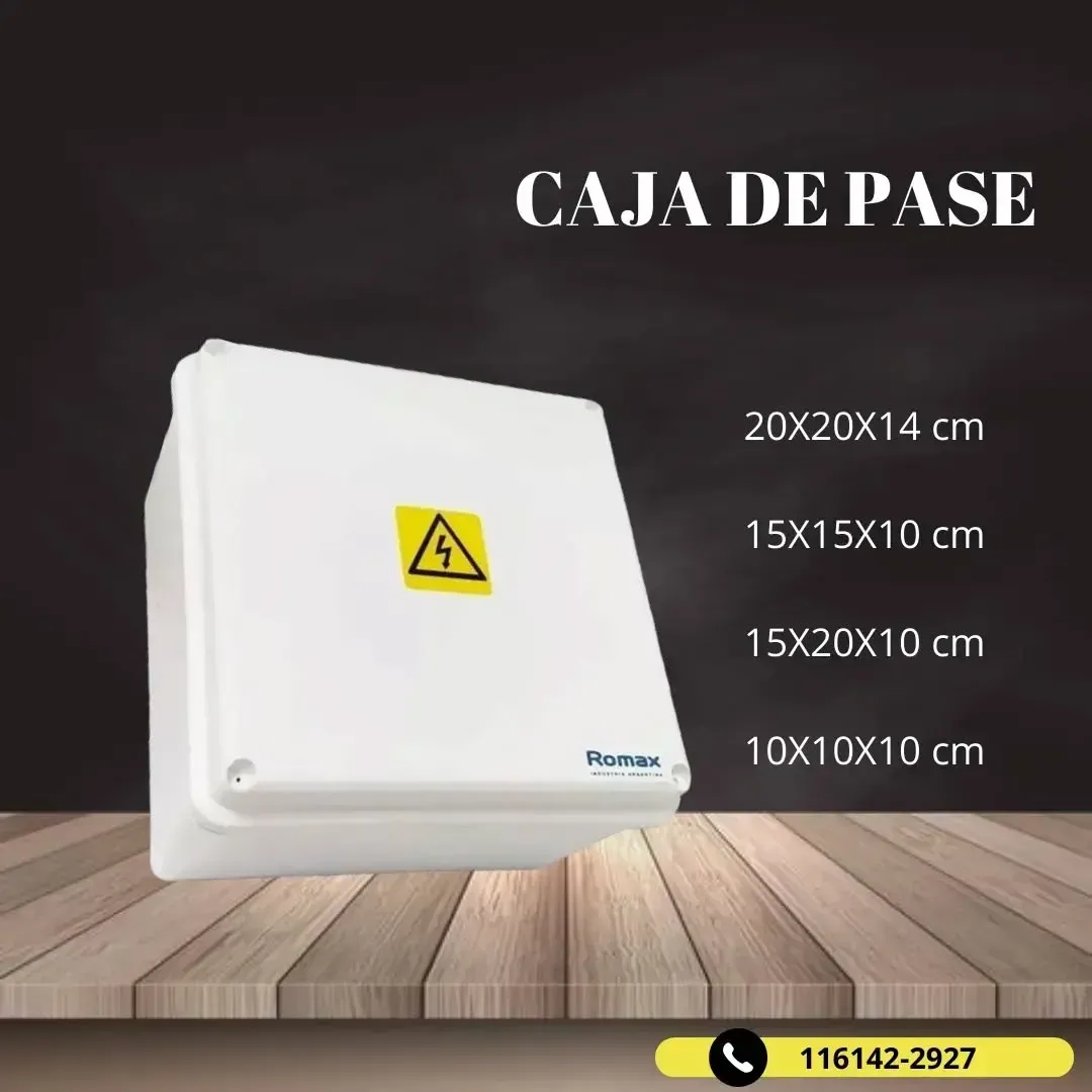 Caja de conexiones eléctricas de color blanco con etiqueta de advertencia de alto voltaje