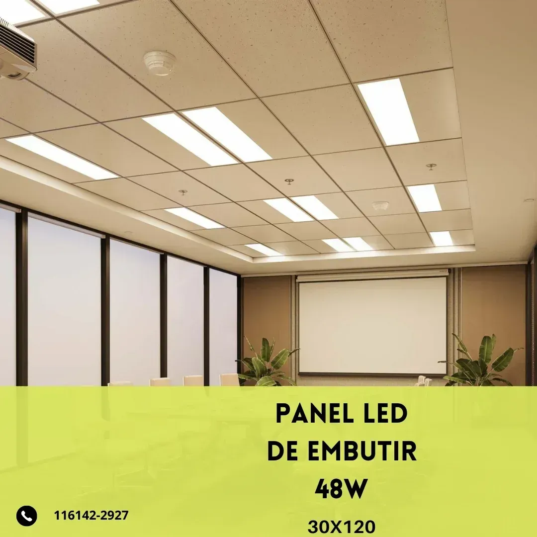 Sala de conferencias con paneles LED en el techo y pantalla de proyección. Texto verde: 