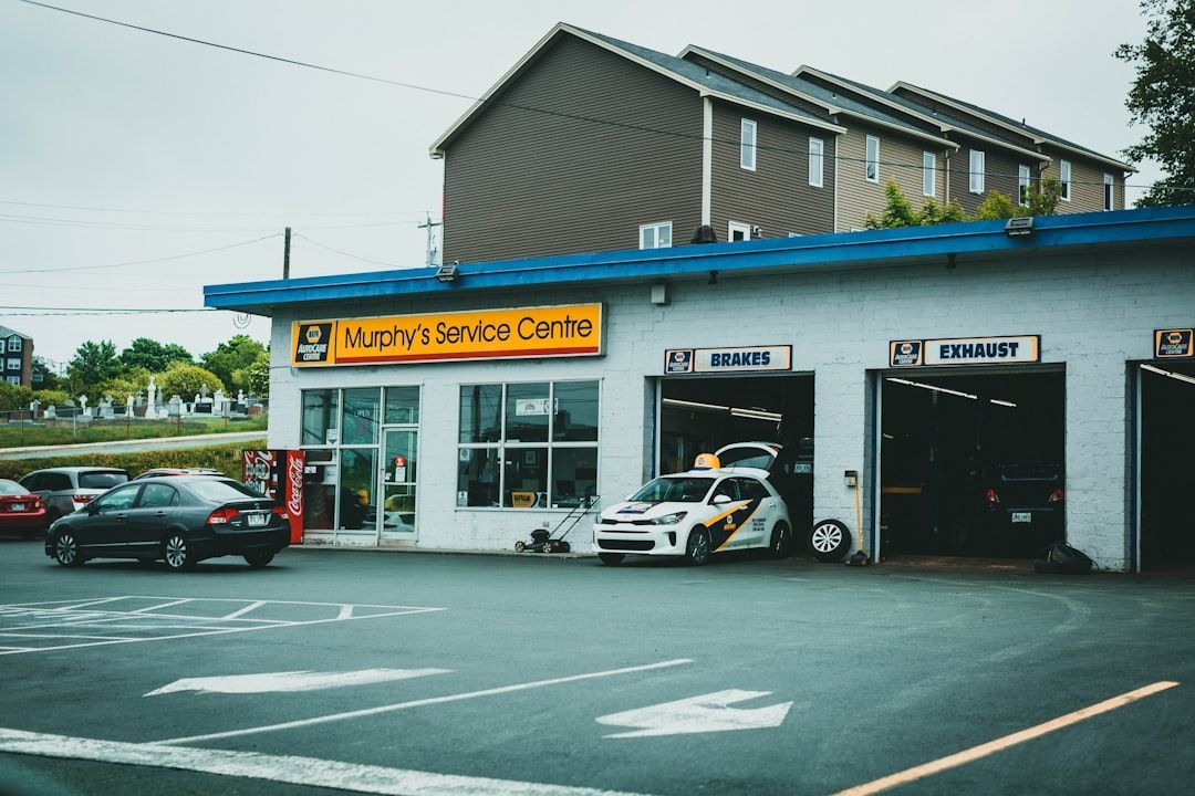 Auto shop scheduling software in use at Murphy’s Service Centre with cars in service bays.