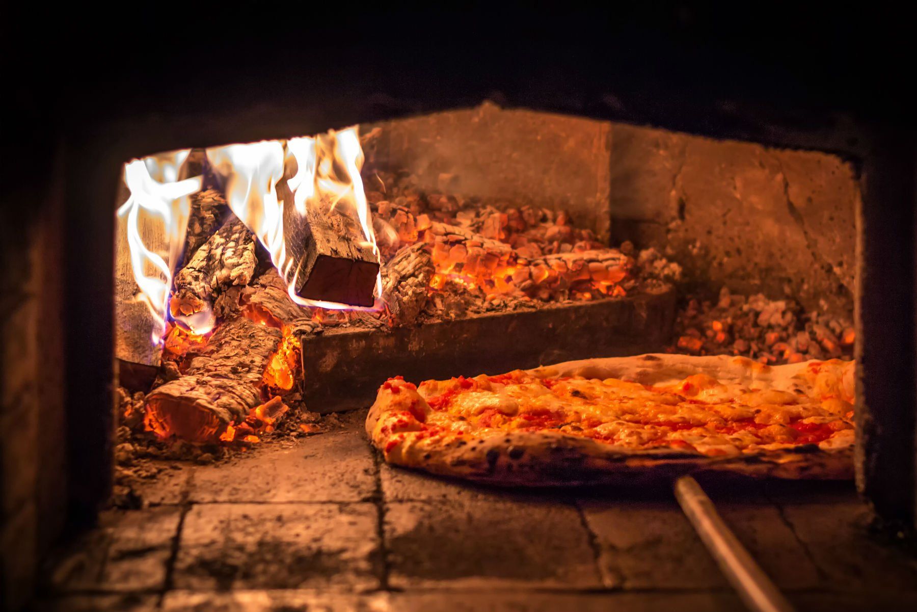 Pizza cotta in forno a legna