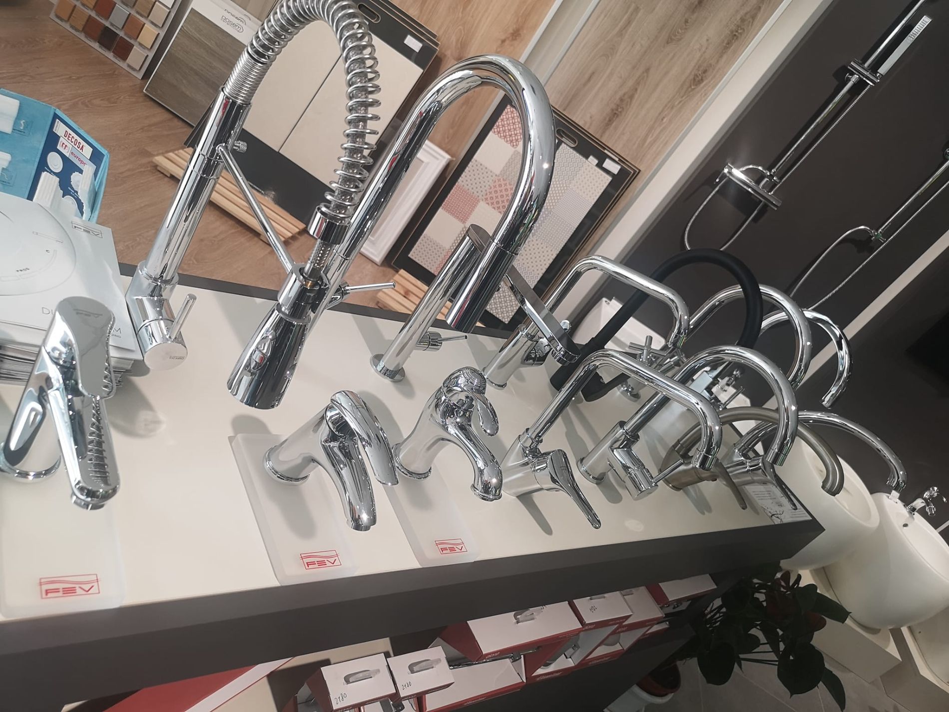 vasto assortimento di rubinetti