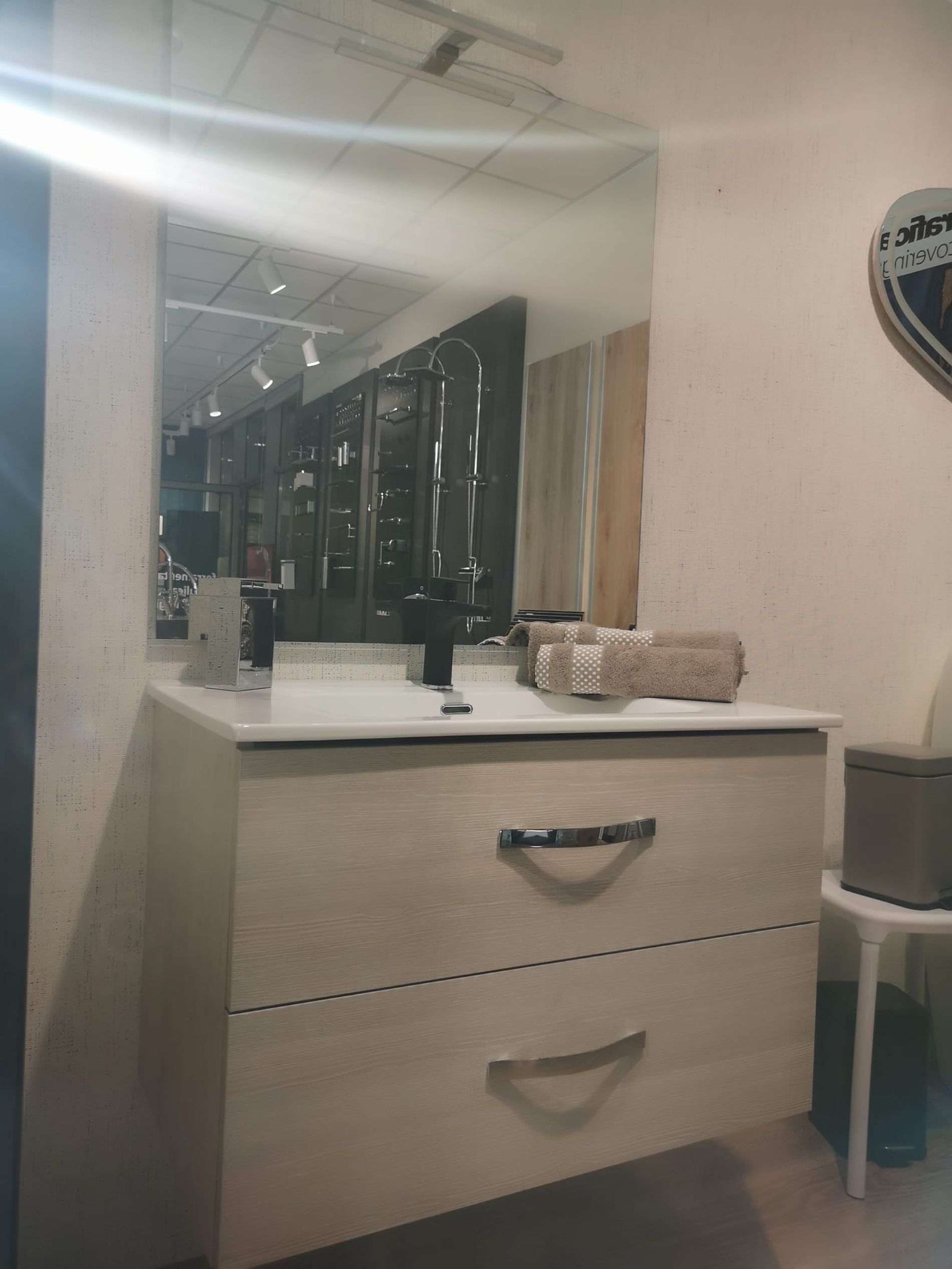 vasto assortimento di accessori per il bagno