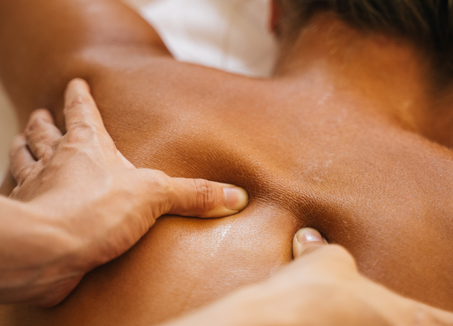 Eine Frau bekommt eine Massage auf ihrem Rücken.