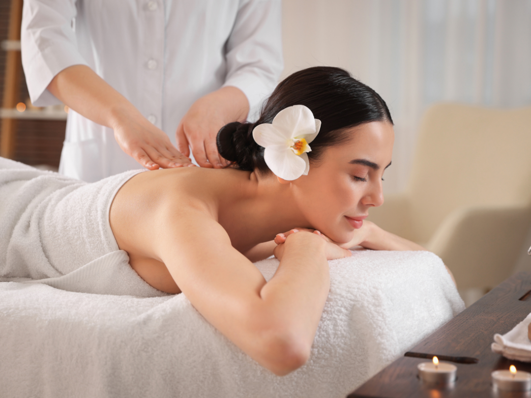Eine Frau bekommt eine Traditionelle Thaimassage.