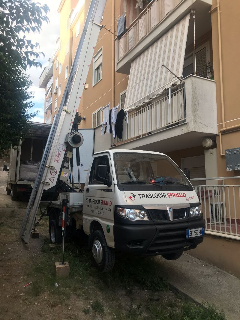 Mezzo con autoscala per traslochi