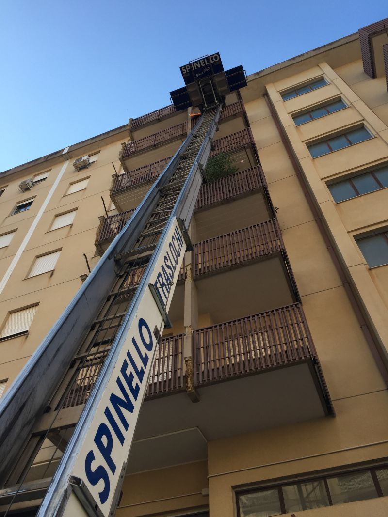 Trasloco piani alti con piattaforma aerea