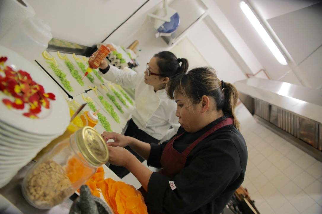 VasThai Hold the Line ...