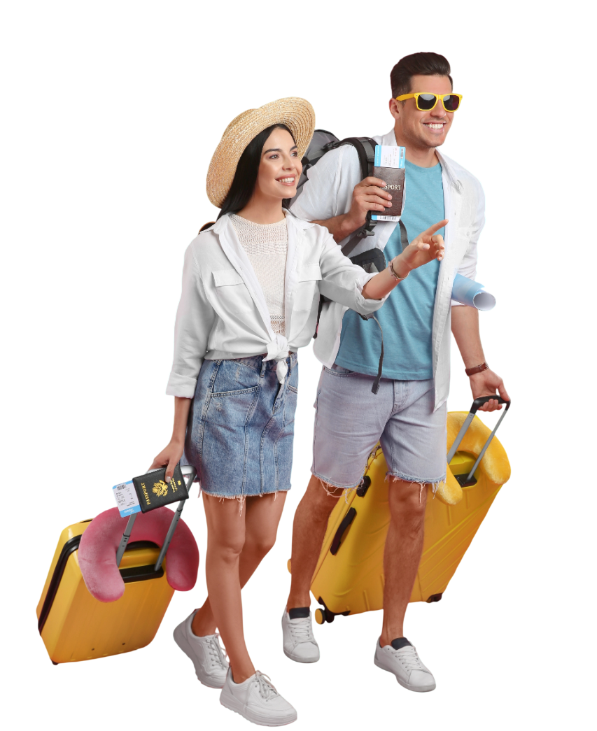 Pareja caminando con equipaje, pasaportes y una almohada para el cuello, señalando hacia adelante y sonriendo.