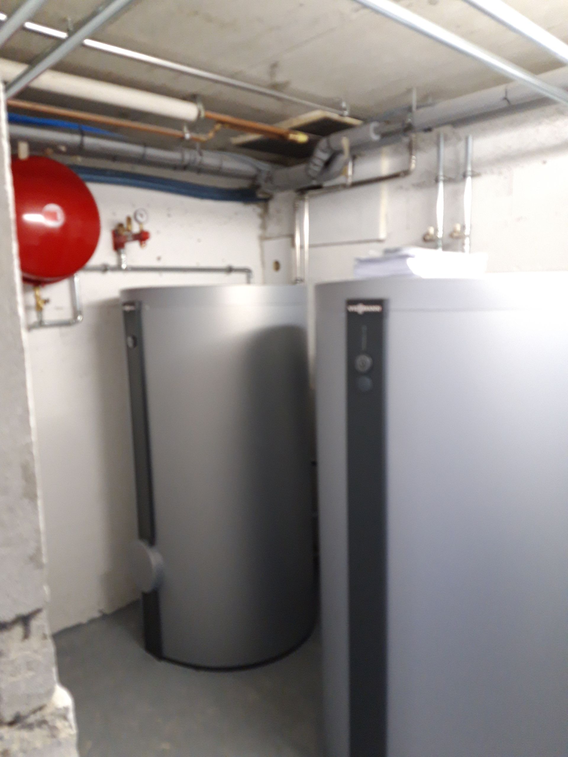 Une pièce avec deux cylindres gris et un cylindre rouge