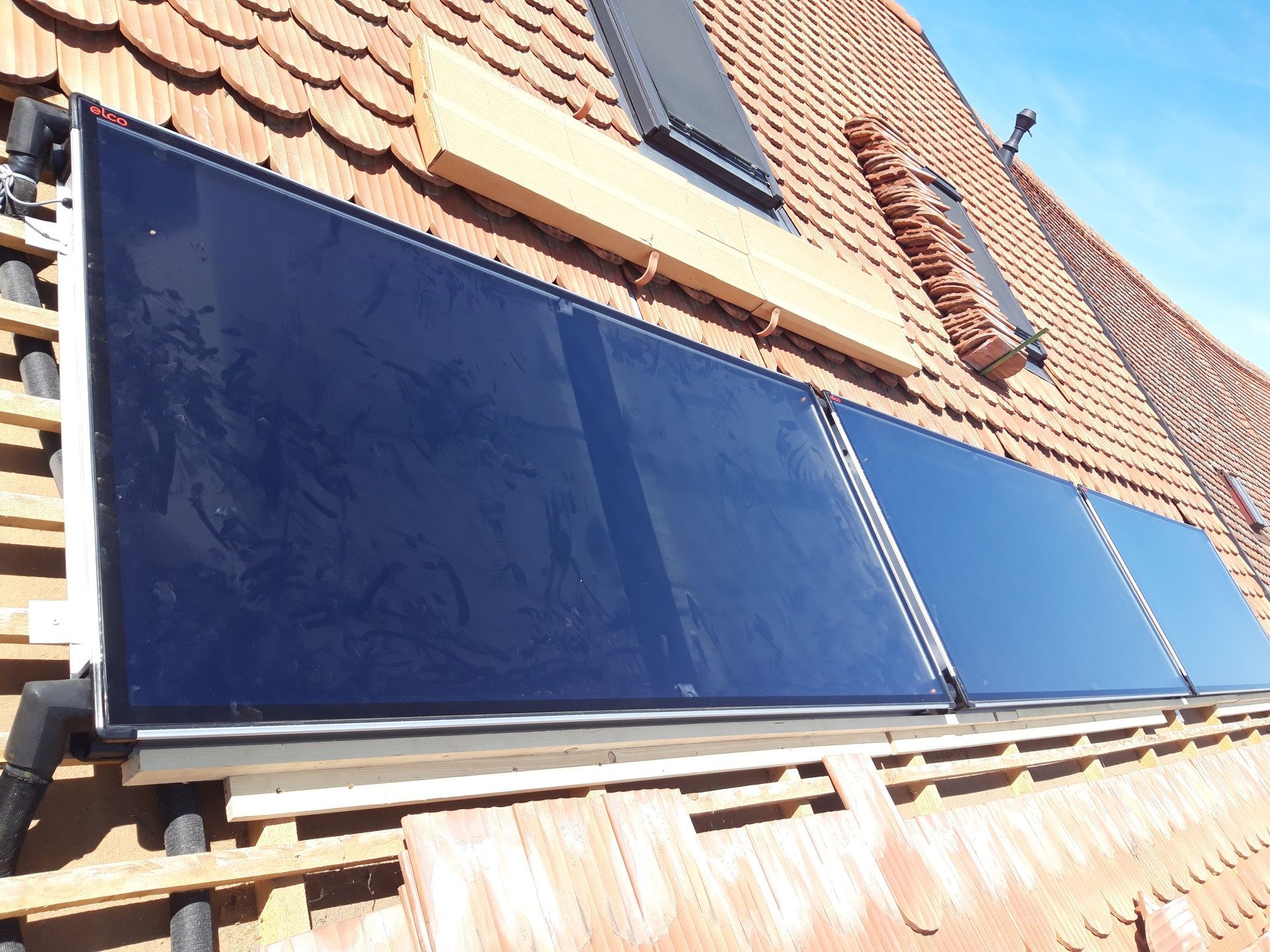 Une rangée de panneaux solaires sur le toit d'un immeuble