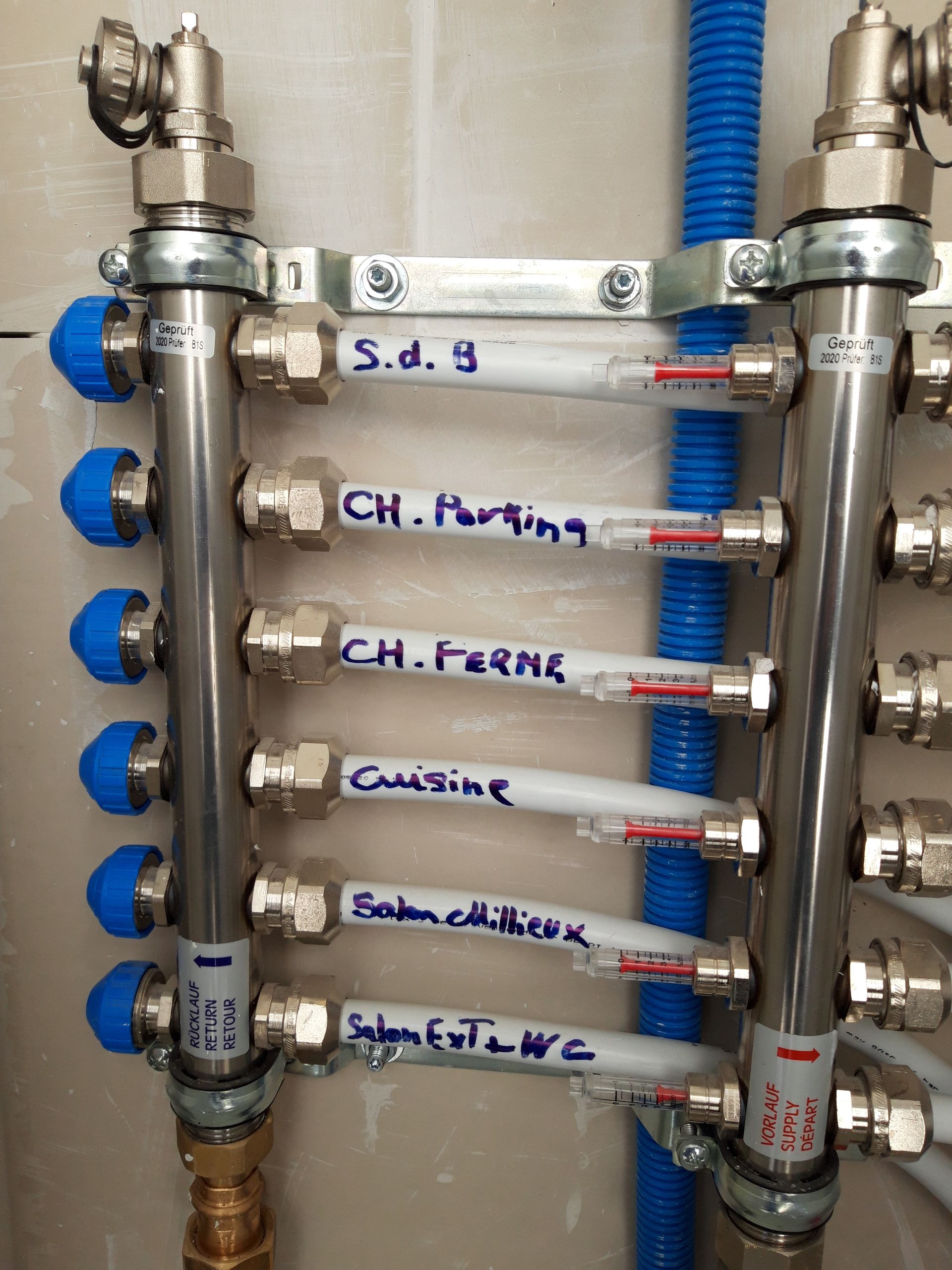 Un tas de pipes avec le mot cuisine écrit dessus