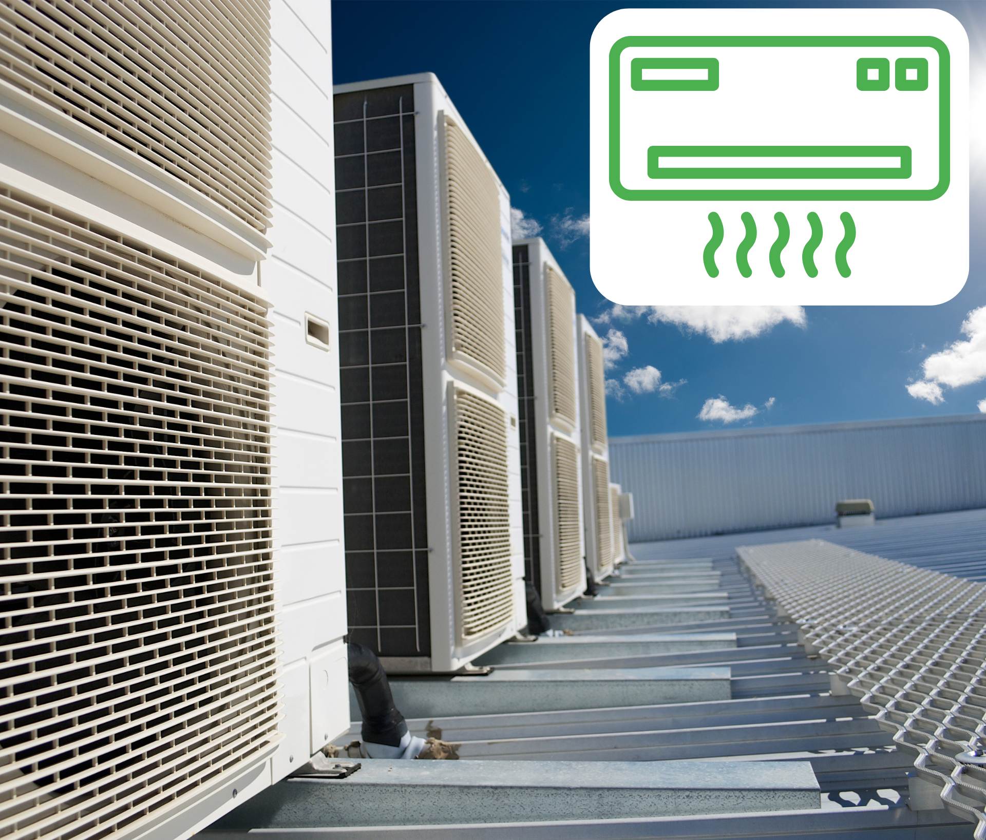 Une rangée de climatiseurs sur le côté d'un bâtiment