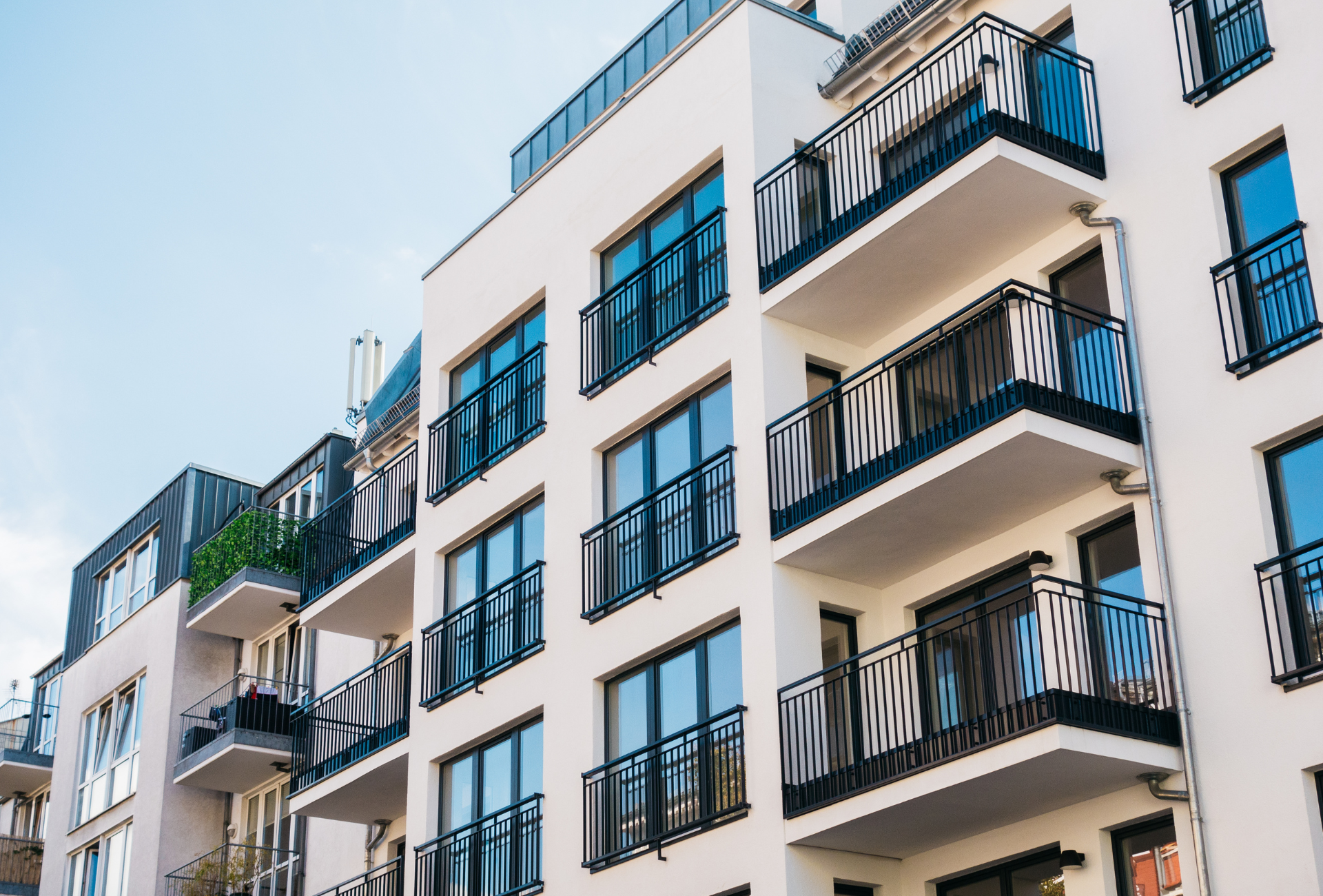 A large building is sitting on the corner of a city street.