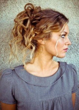 acconciatura donna con capelli raccolti