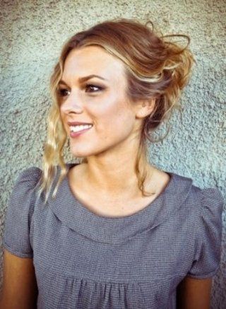 acconciatura donna con capelli raccolti