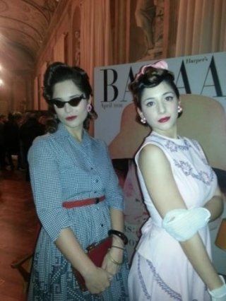 due ragazze con acconciature alla moda