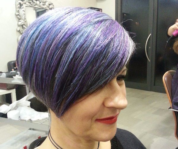 acconciatura glamour dal colore viola