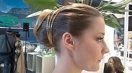 acconciatura da cerimonia vista di profilo