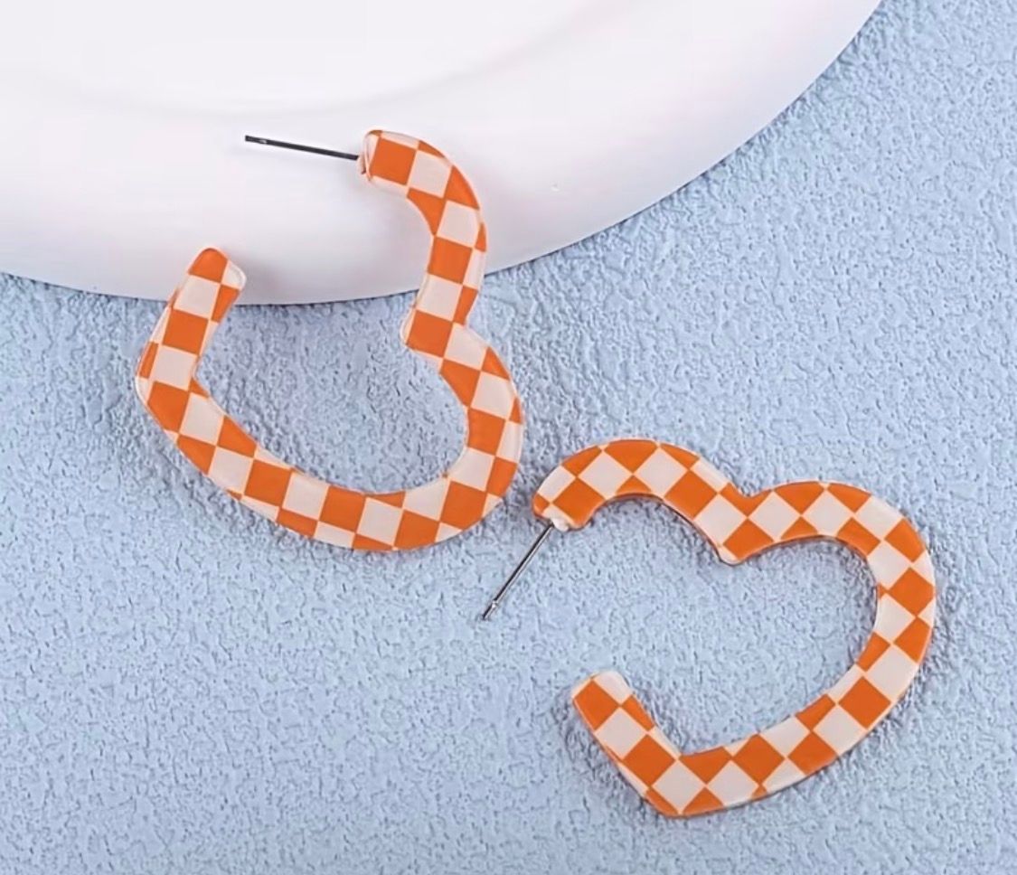ORANGE CHECKERD HOOP EARRINGS