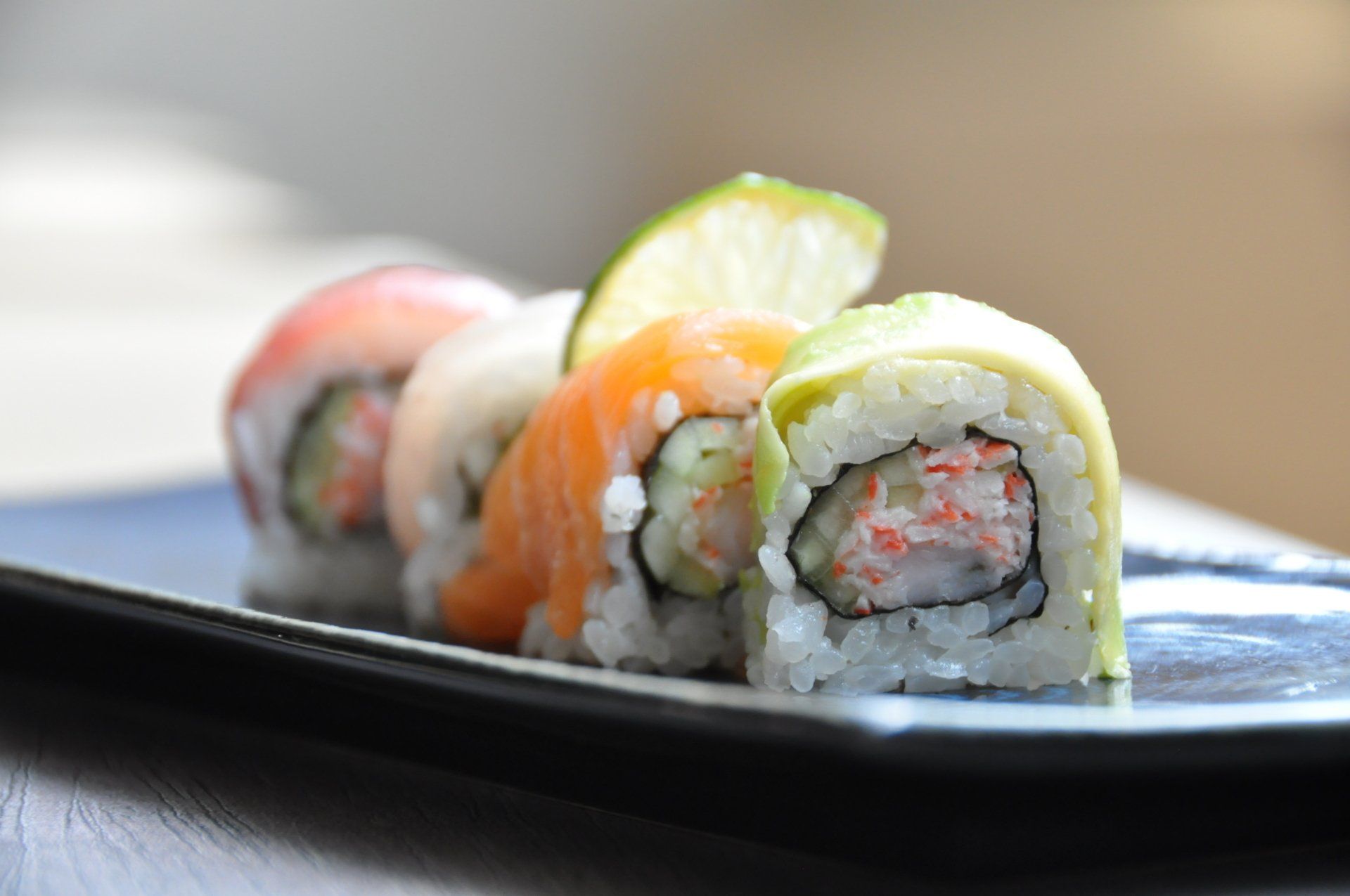 uramaki con pesce misto