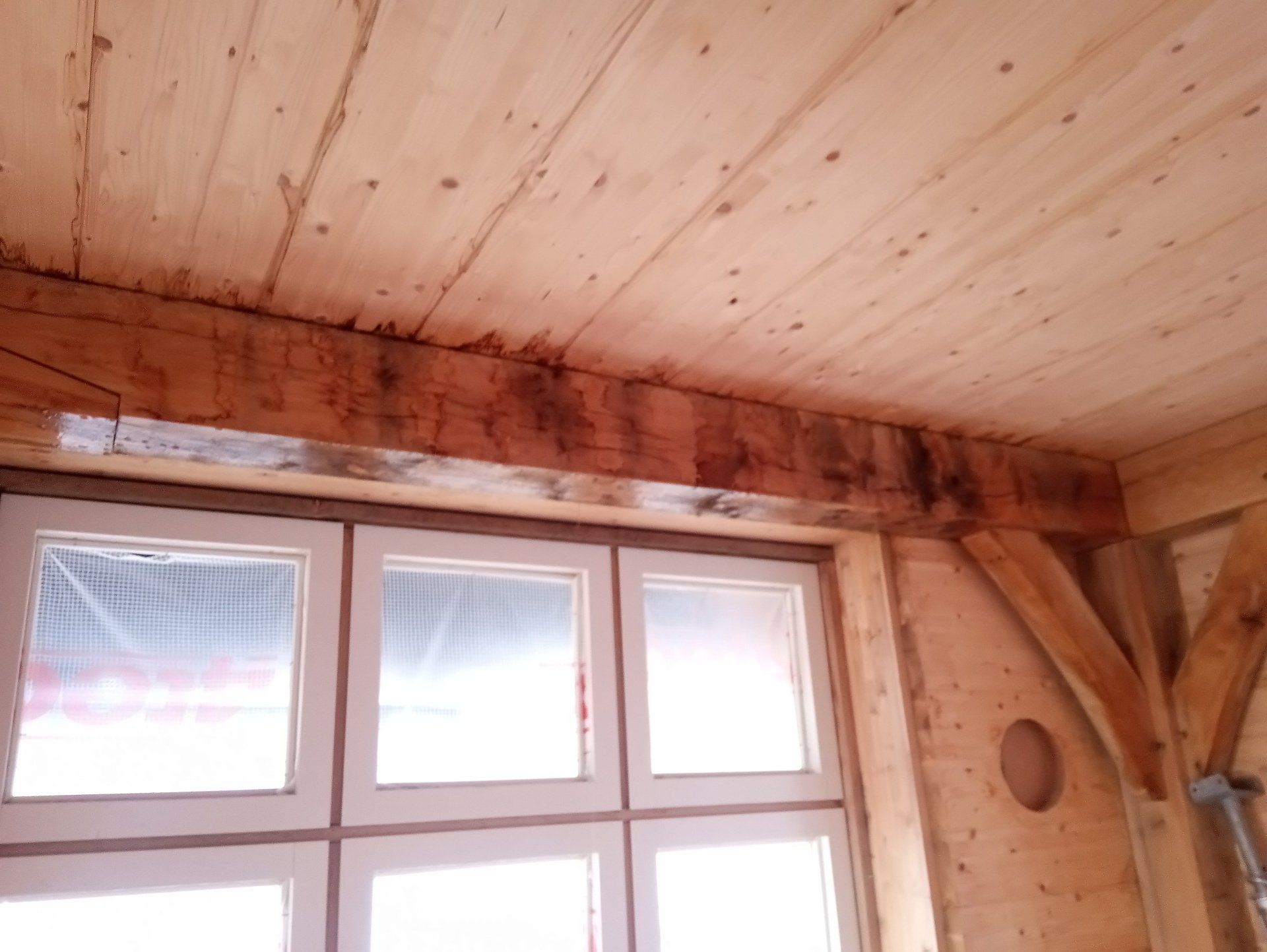 Door regenval tijdens de bouw zijn zware looizuurvlekken ontstaan