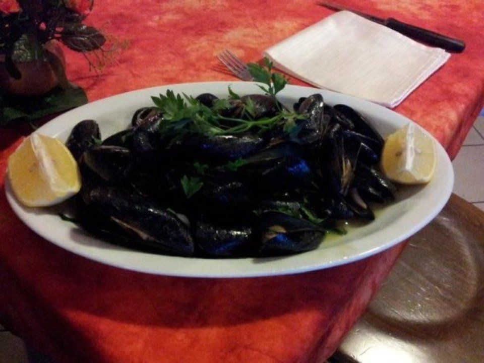 piatto a base di cozze scoppiate