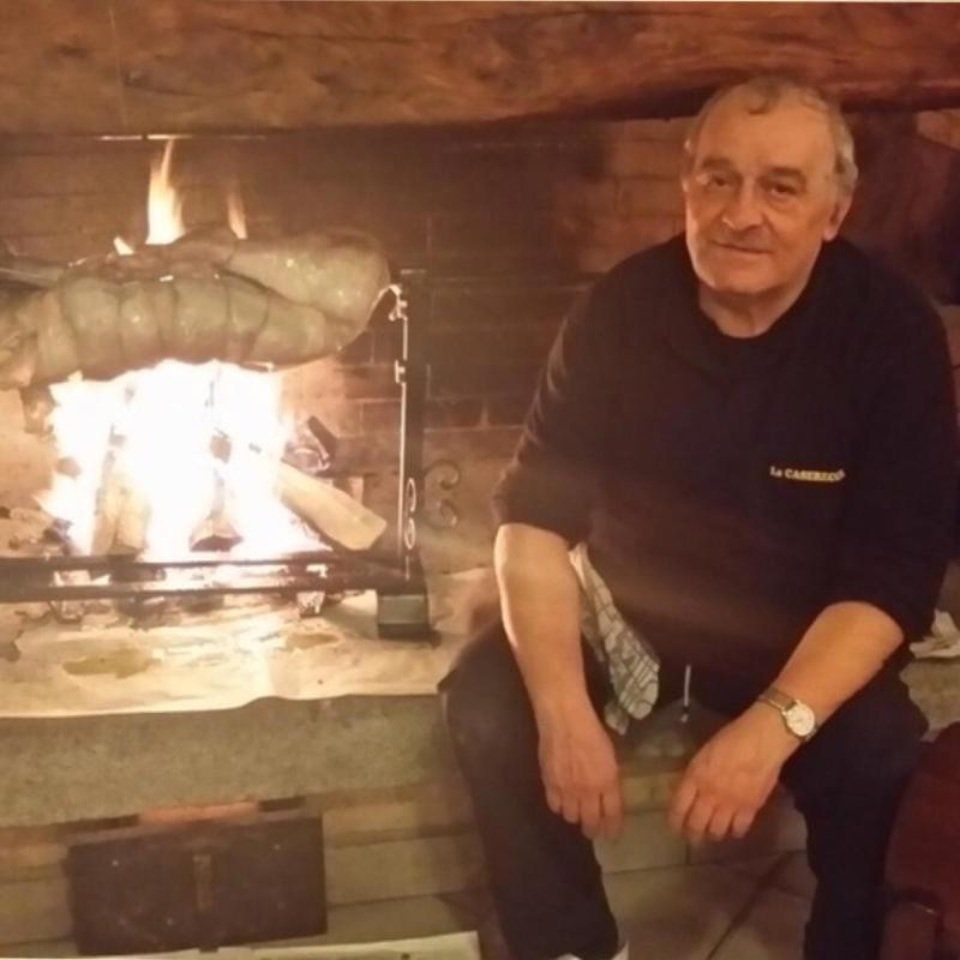 foto di nonno Peppe davanti la brace