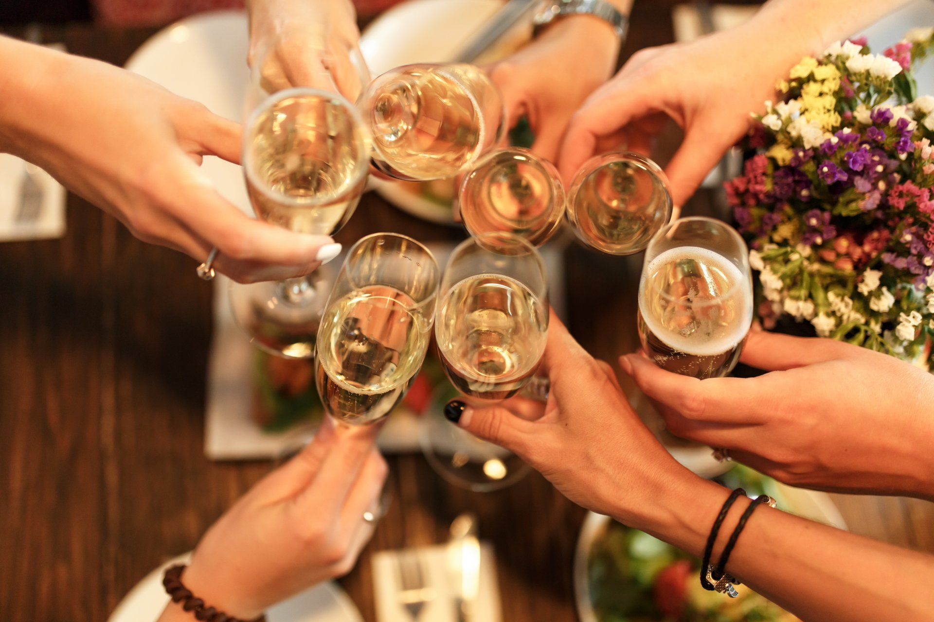 festeggiati mentre brindano