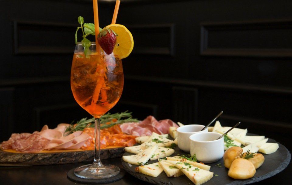 aperitivo con spritz, tartine e salumi
