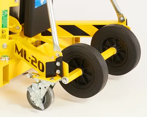 Nahaufnahme des ToughLift Rough-Terrain-Radsatzes, montiert an einem ML-20-Materiallift.