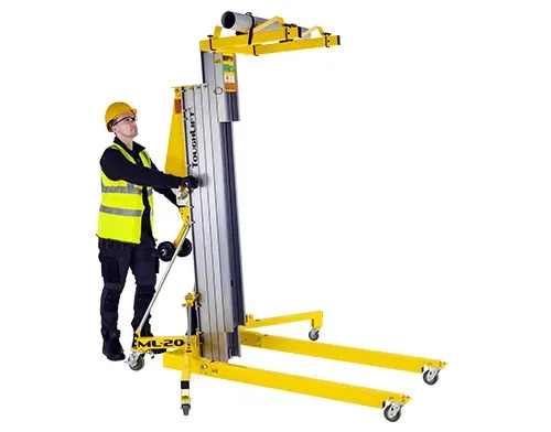 ToughLift Material Lifts Pipe Cradle accessoire chargé d'un tuyau avec le chariot relevé.