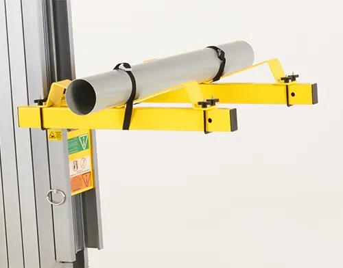 ToughLift Material Lifts Pipe Cradle accessoire monté sur les fourches standard et chargé avec un tuyau.