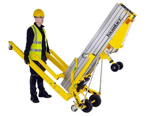 Schieben der Maschine mit montiertem ToughLift Rough Terrain Wheel Kit.
