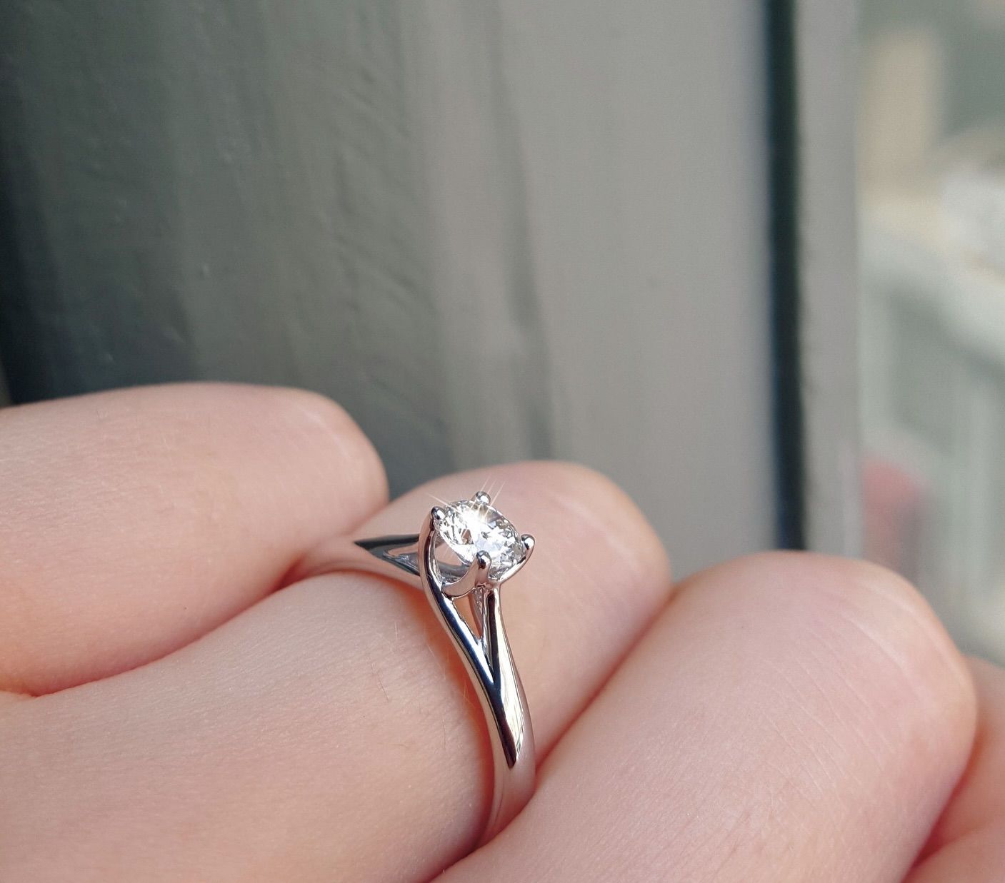 Una persona tiene un anello di diamanti al dito