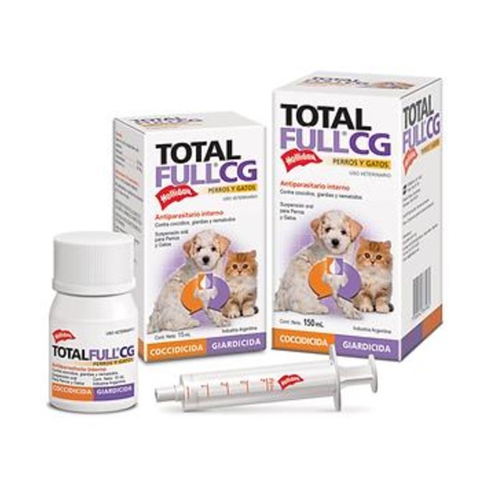 Cajas y botella de Total Full CG, un desparasitante para perros y gatos, con jeringa.