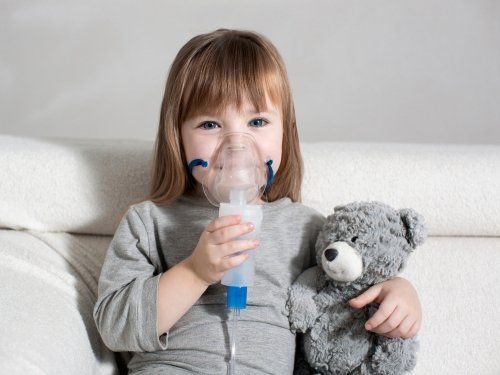 Bambina con problemi respiratori