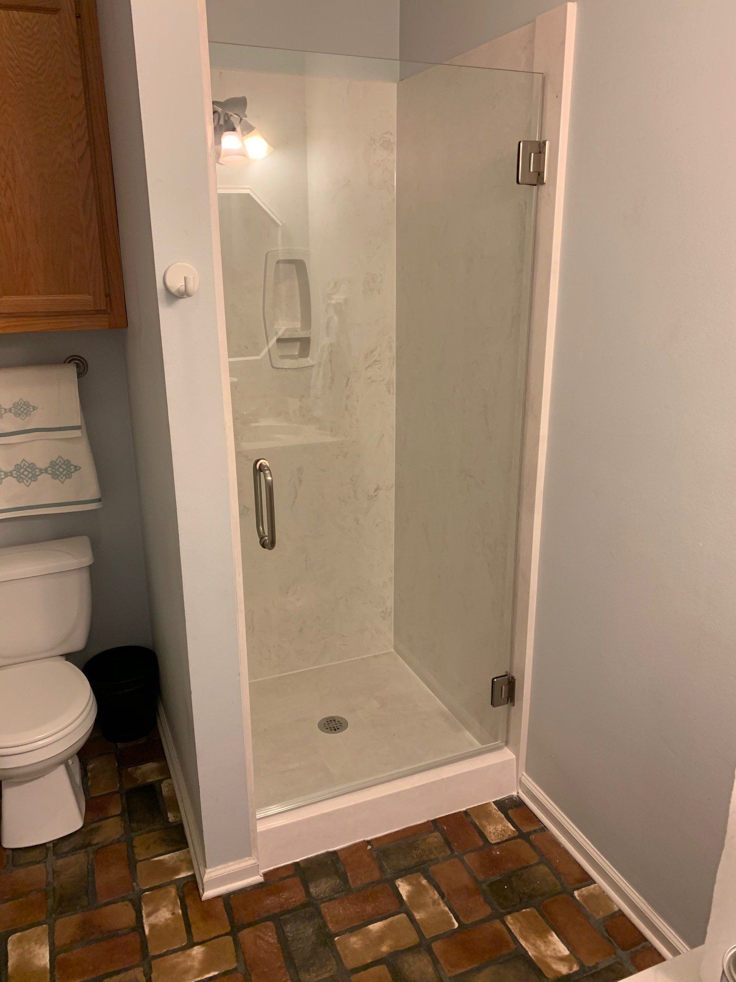 Small Bathroom — Baker, LA — Baker Glass Wks, Inc.
