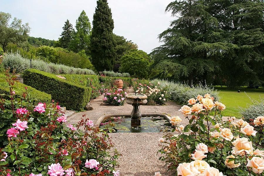 siepi e verde curati all'interno di un giardino con fontana centrale