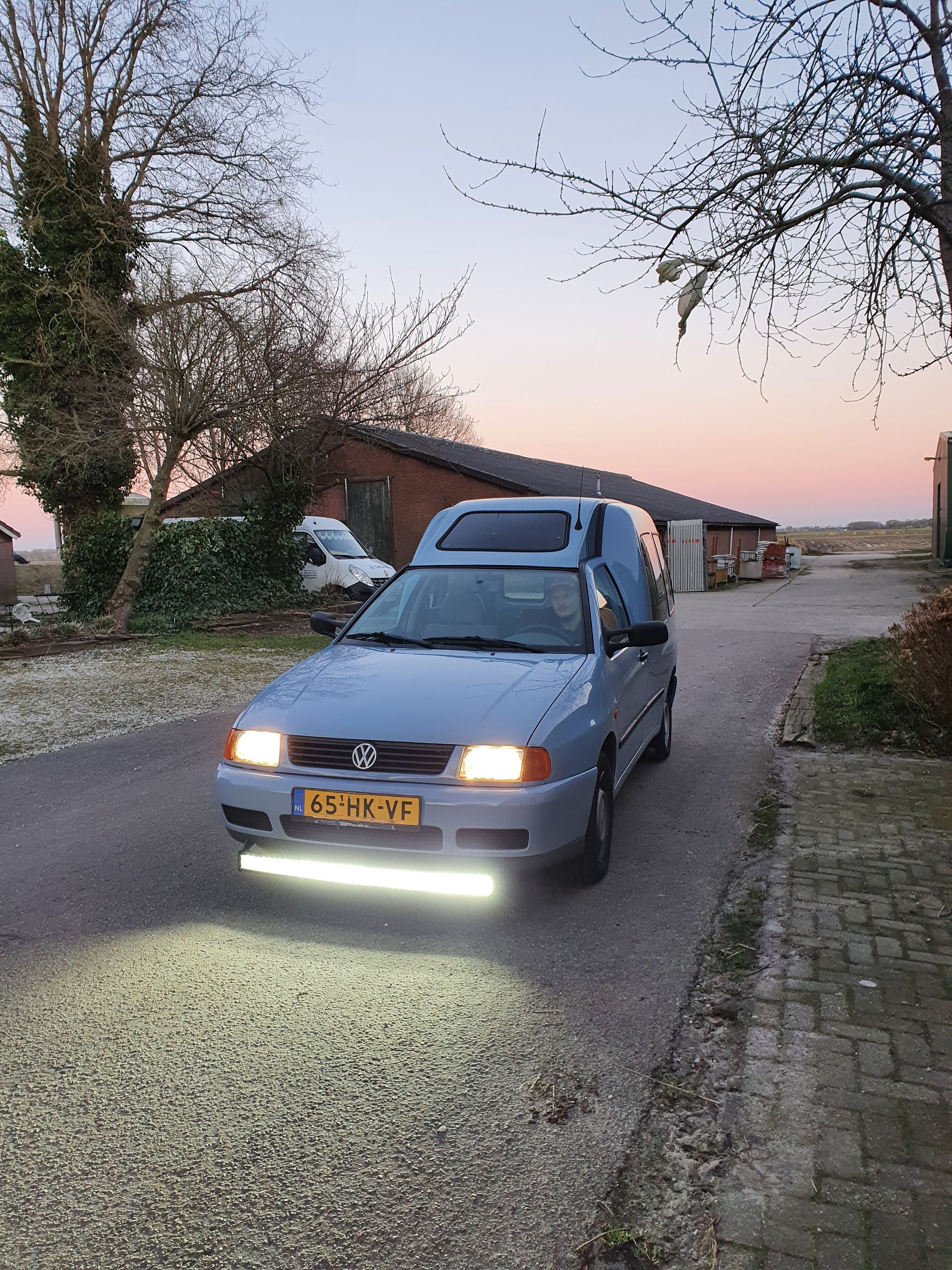 Volkswagen Caddy modificatie. Unieke lichten, zoeklichten monteren op een werkbus.