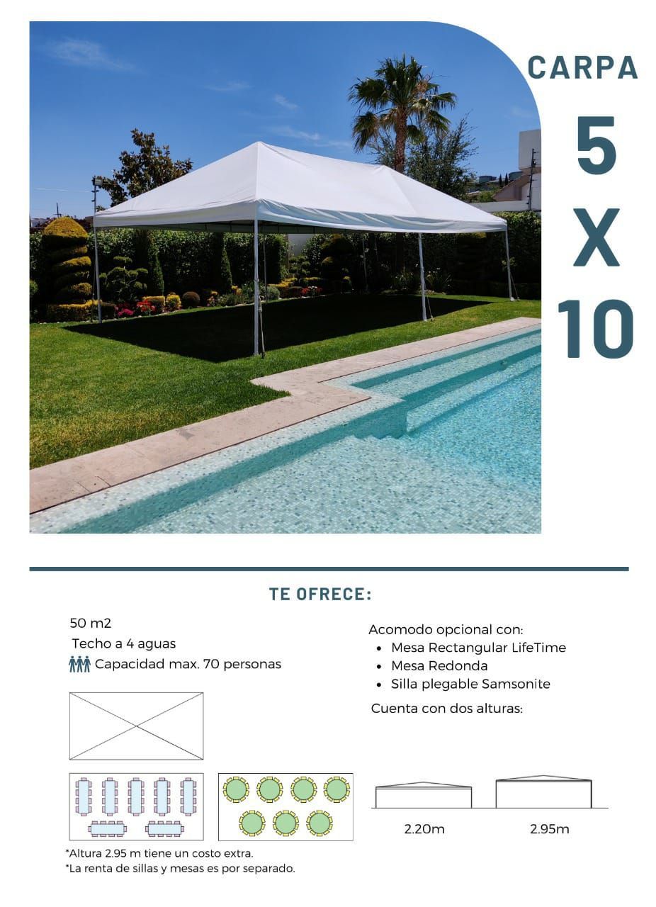 Un dosel blanco está sentado al lado de una piscina.